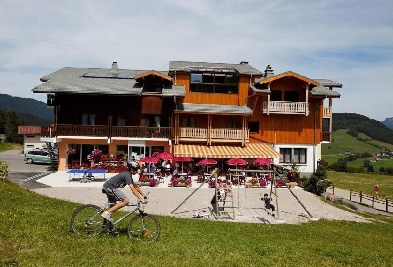 Hotel Les Skieurs Bellevaux Bagian luar foto