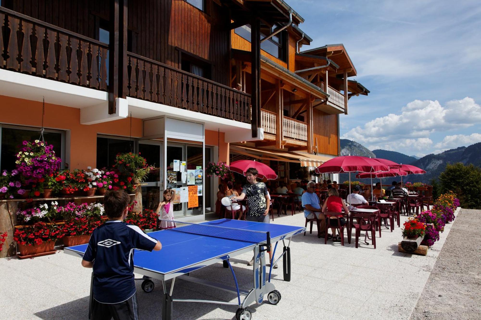 Hotel Les Skieurs Bellevaux Bagian luar foto